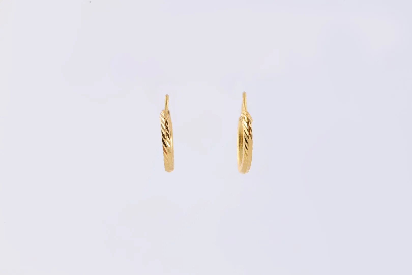 22k Yellow Gold Small Hoop Huggie Earrings (1.04g.)