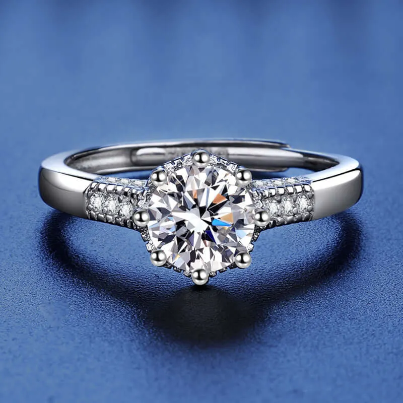 Fashionable Classic Moissanite Ring